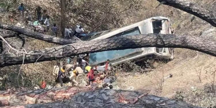 भीषण अपघात; प्रवाशांनी भरलेली बस दरीत कोसळली, १५ जणांचा मृत्यू