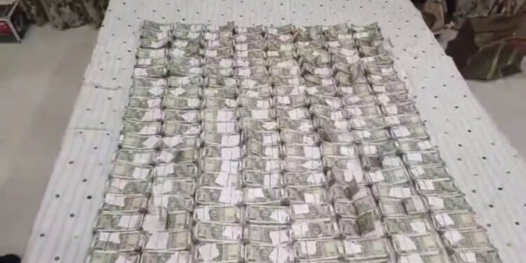 अबब..! इंजिनियरच्या घरात पैशांचं मोठं घबाड सापडलं ; नोटांचे बंडल पाहून अधिकाऱ्यांचे उडले हौश..