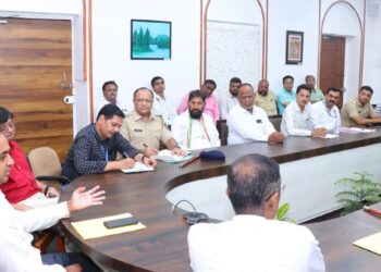 जिल्ह्यातील वाढते रस्ते अपघात थांबविण्यासाठी विविध उपाययोजना करणार – जिल्हाधिकारी आयुष प्रसाद