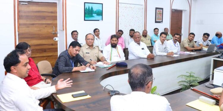 जिल्ह्यातील वाढते रस्ते अपघात थांबविण्यासाठी विविध उपाययोजना करणार – जिल्हाधिकारी आयुष प्रसाद