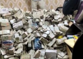 अबबब! मंत्र्याच्या PA कडे कोट्यवधींचं घबाड, पैशांचा ढीग पाहून अधिकाऱ्यांना फुटला घाम