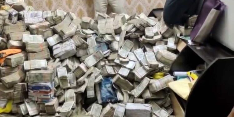 अबबब! मंत्र्याच्या PA कडे कोट्यवधींचं घबाड, पैशांचा ढीग पाहून अधिकाऱ्यांना फुटला घाम