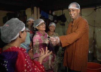 मतदान जन जागृतीचा जळगावचा अनोखा पॅटर्न ; जिल्हाधिकाऱ्यांच्या आवाहनाची लोकांमध्ये चर्चा