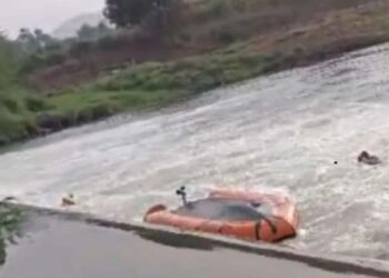 अरे देवा! बुडालेल्या मुलांच्या शोधासाठी गेलेल्या जवानांची बोट बुडाली, तीन जवानांचा मृत्यू