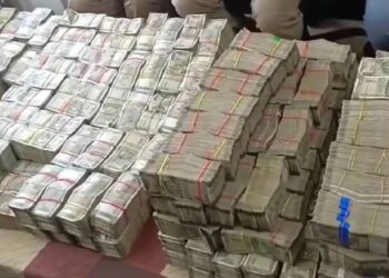 VIDEO बापरे..! पैशांनी भरलेले वाहन उलटला ; ७ कोटींच्या नोटांचा ढीग रस्त्यावर पडला