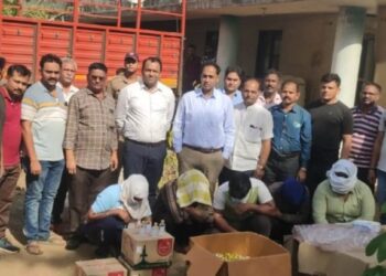 आयुर्वेदीक प्रॉडक्टच्या नावाखाली बनावट देशी दारू बनविणाऱ्या कारखान्यावर छापा ; जळगावातील प्रकार