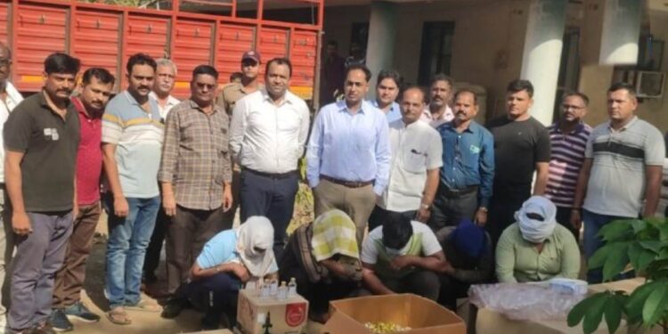 आयुर्वेदीक प्रॉडक्टच्या नावाखाली बनावट देशी दारू बनविणाऱ्या कारखान्यावर छापा ; जळगावातील प्रकार