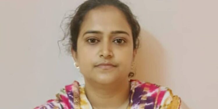 २५ हजार रुपयाच्या लाच प्रकरणी महिला तलाठीला एसीबीने घेतलं ताब्यात