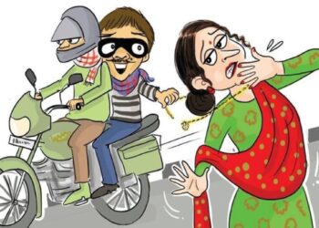 धावत्या दुचाकीवरून महिलेची पोत लांबविली ; पोलिसांनी सहा तासांतच चोरट्यांच्या मुसक्या आवळल्या