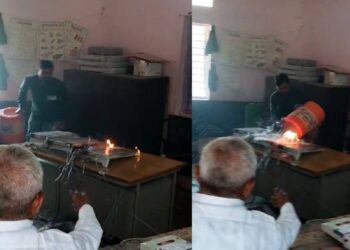 धक्कादायक ! सोलापूर जिल्ह्यात मतदाराने ईव्हीएम पेटविले, कारण जाणून घ्या.