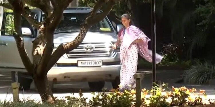 मोठी बातमी! सुप्रिया सुळे अचानक अजितदादांच्या निवासस्थानी; पडद्यामागे घडतंय काय