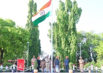 महाराष्ट्र दिनानिमित्त पालकमंत्र्यांकडून राष्ट्रध्वज वंदन ; सर्वांना दिल्या शुभेच्छा