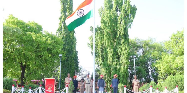 महाराष्ट्र दिनानिमित्त पालकमंत्र्यांकडून राष्ट्रध्वज वंदन ; सर्वांना दिल्या शुभेच्छा