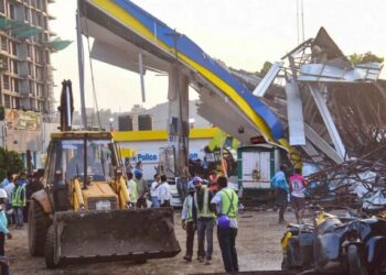 घाटकोपर होर्डिंग कोसळतानाचा धडकी भरवणारा नवा व्हिडिओ समोर