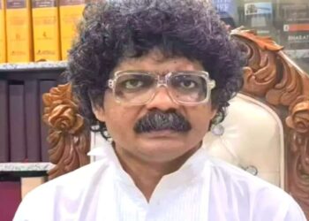 सहकार खात्याचा गुणरत्न सदावर्तेंना मोठा दणका! एसटी बँकेच्या तज्ज्ञ संचालकपदावरुन हकालपट्टी