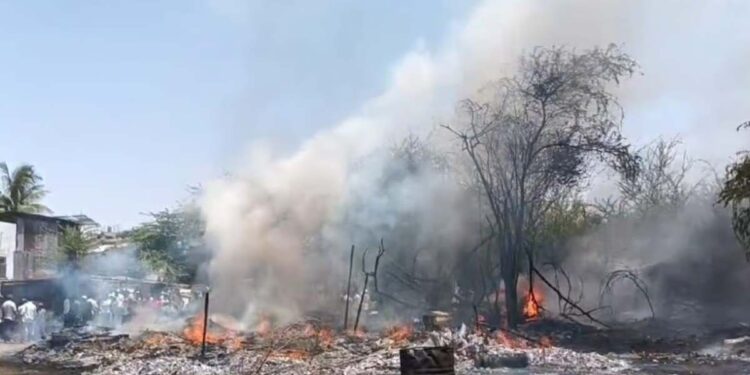 धुळ्यात लाकडाच्या वखारीला भीषण आग ; लाखोंचे नुकसान