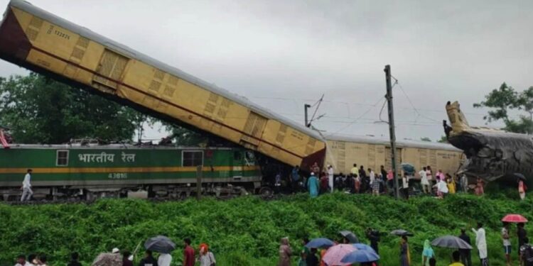 पश्चिम बंगालमध्ये रेल्वेचा भीषण अपघात ; पाच ठार, अनेक जखमी