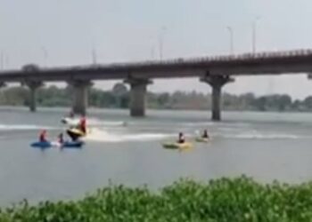 धक्कादायक ! मुख्यमंत्री शिंदेंच्या दौऱ्यावेळी पत्रकारांना घेऊन जाणारी बोट बुडाली