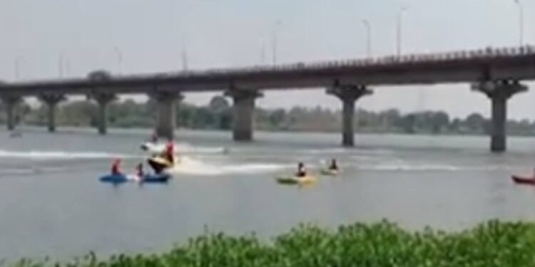 धक्कादायक ! मुख्यमंत्री शिंदेंच्या दौऱ्यावेळी पत्रकारांना घेऊन जाणारी बोट बुडाली