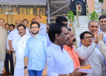 मंत्री सुखी, शेतकरी दु:खी, टक्केवारी सरकार; विरोधकांच्या घोषणांनी विधानभवन परिसर दणाणला