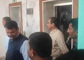 चर्चा तर होणारच! एकमेकांवर जहरी टीका करणारे ठाकरे-फडणवीसांचा एकाच लिफ्टमधून प्रवास