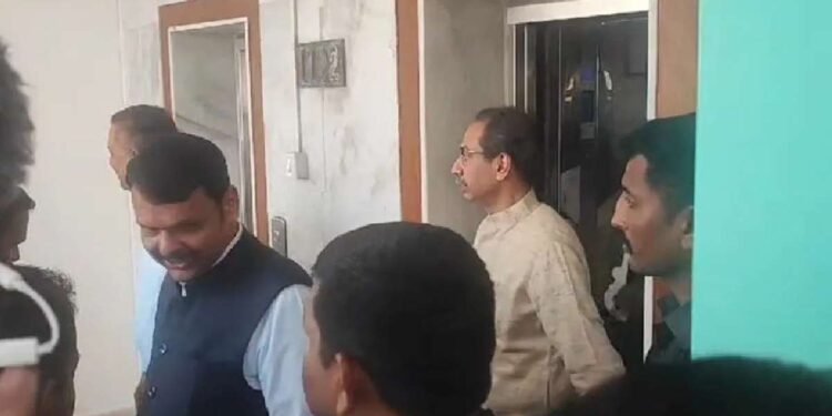 चर्चा तर होणारच! एकमेकांवर जहरी टीका करणारे ठाकरे-फडणवीसांचा एकाच लिफ्टमधून प्रवास
