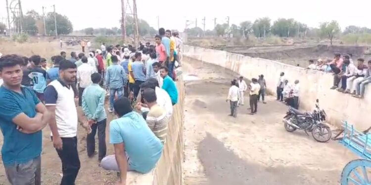 साचलेल्या पाण्यातून बैलगाडी काढणे भोवले ; शेतकऱ्याचा बुडून मृत्यू, आसोद्याजवळील घटना