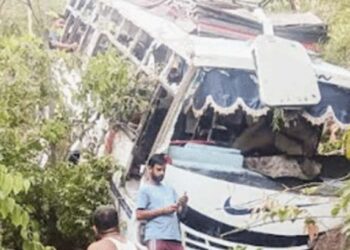 मोदी पंतप्रधानपदाची शपथ घेत असतानाच कश्मीरमध्ये घडली भयंकर घटना ; 10 ठार, 33 जखमी