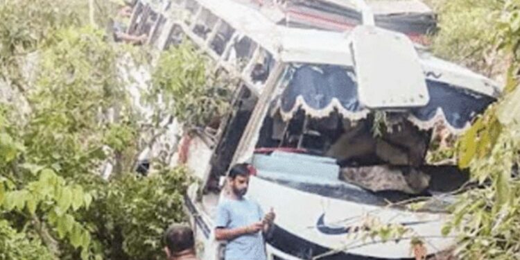 मोदी पंतप्रधानपदाची शपथ घेत असतानाच कश्मीरमध्ये घडली भयंकर घटना ; 10 ठार, 33 जखमी