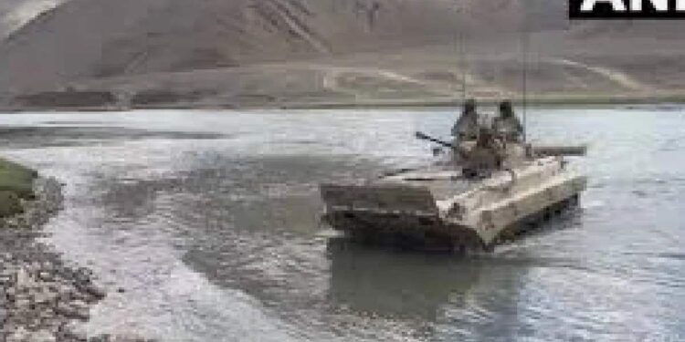 मोठी दुर्घटना! नदीत रणगाडा अडकल्याने 5 जवान शहीद