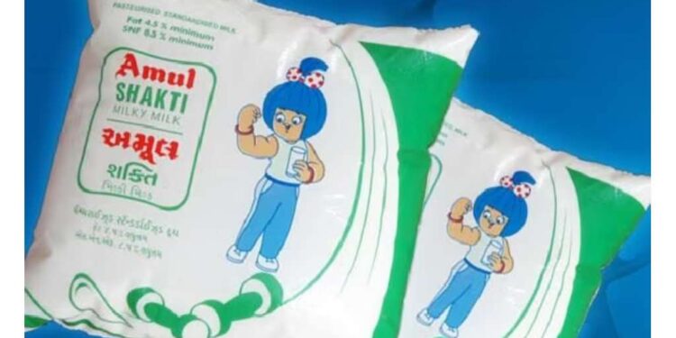 अमूल दुधाचे दर वाढले, लिटरमागे एवढ्या रुपयांनी महागले, नवे दर जाणून घ्या