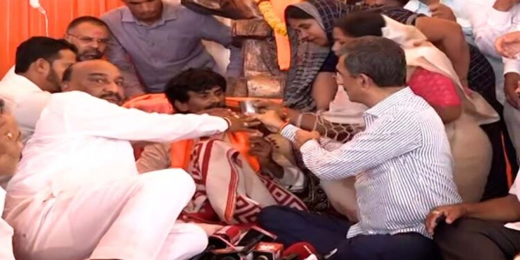 मनोज जरांगेंनी ७ दिवसांनंतर उपोषण सोडलं; सरकारला दिला एक महिन्यांचा अल्टिमेटम