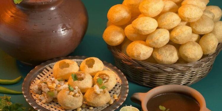 पाणीपुरी खाणं पडलं महागात; चोपड्यामध्ये 80 जणांना विषबाधा