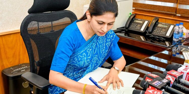 रक्षा खडसेंनी स्वीकारला पदभार