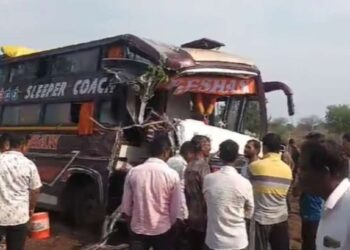 ट्रॅव्हल-ट्रक यांच्यात भीषण अपघात ; एक ठार, सात ७ जण गंभीर जखमी