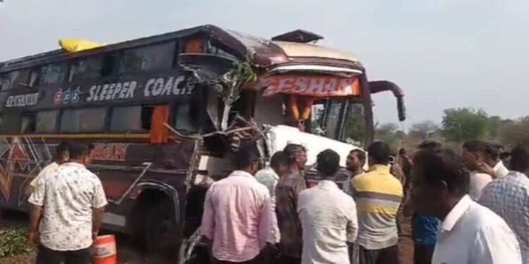 ट्रॅव्हल-ट्रक यांच्यात भीषण अपघात ; एक ठार, सात ७ जण गंभीर जखमी