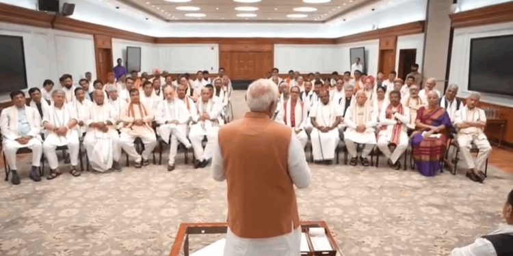 पंतप्रधान मोदींची शपथ घेणाऱ्या मंत्र्यांसोबत बैठक; ‘या’ मुद्द्यांवर झाली चर्चा