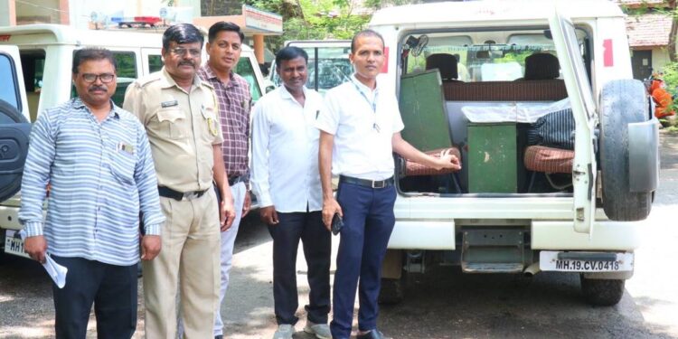 नाशिक विभाग शिक्षक मतदार संघ निवडणूक : साहित्यासह अधिकारी, कर्मचारी मतदान केंद्राकडे रवाना