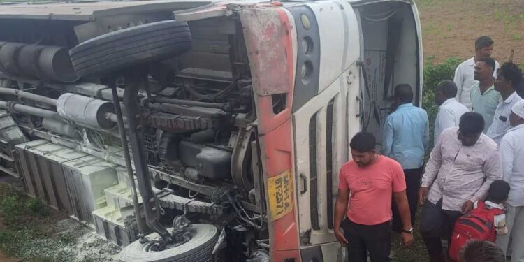 भरधाव बस उलटली; आठ ते दहा प्रवासी गंभीर जखमी