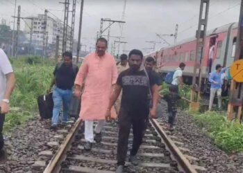 मुंबईतील मुसळधार पावसाचा नेतेमंडळींना फटका! ‘ट्रॅक’वर,पायी चालण्याची वेळ