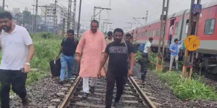 मुंबईतील मुसळधार पावसाचा नेतेमंडळींना फटका! ‘ट्रॅक’वर,पायी चालण्याची वेळ