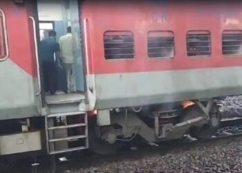 भुसावळकडे येणाऱ्या एलटीटी -गोरखपूर एक्सप्रेसच्या ब्रेक लायनरला आग, प्रवाशांमध्ये भीतीचे वातावरण