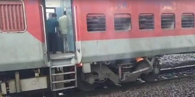 भुसावळकडे येणाऱ्या एलटीटी -गोरखपूर एक्सप्रेसच्या ब्रेक लायनरला आग, प्रवाशांमध्ये भीतीचे वातावरण