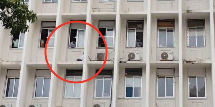 Video ! मंत्रालयाच्या चकरा मारून थकला, पाचव्या मजल्यावर जाऊन वृद्धाचा टोकाचा निर्णय, सुदैवाने…,