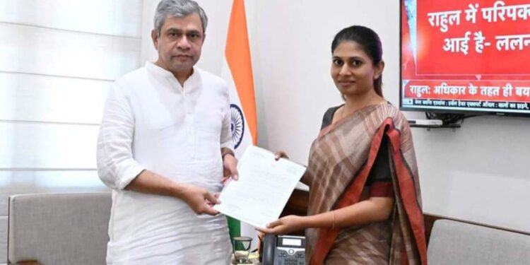 रक्षा खडसेंचे रेल्वे मंत्री अश्विनी वैष्णवांना निवेदन ; केली ही मागणी