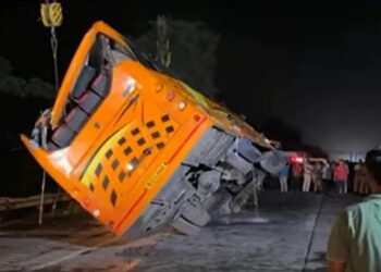 VIDEO! पंढरपूरला जाणाऱ्या बसला भीषण अपघात ; पाच भाविकांचा मृत्यू, पाच जण गंभीर