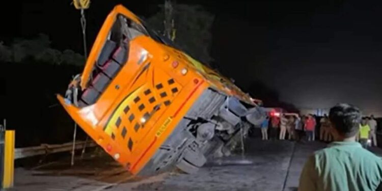 VIDEO! पंढरपूरला जाणाऱ्या बसला भीषण अपघात ; पाच भाविकांचा मृत्यू, पाच जण गंभीर