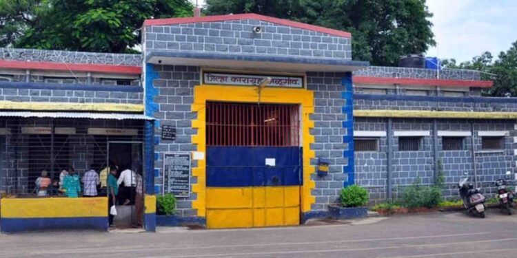 बंदिवान खून प्रकरणात जळगावचा कारागृह रक्षक निलंबित