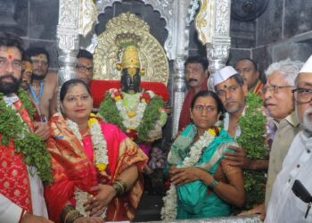 बा विठ्ठला… बळीराजाला सुखी ठेव, कष्टकऱ्यांच्या व सामान्यांच्या जीवनात समृद्धी येऊ दे… मुख्यमंत्र्यांचे विठ्ठल चरणी साकडे