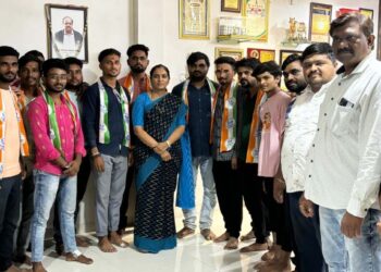 मुक्ताईनगरात शिंदे गटाला धक्का ; शेकडो कार्यकर्त्यांचा राष्ट्रवादी शरद पवार पक्षात प्रवेश